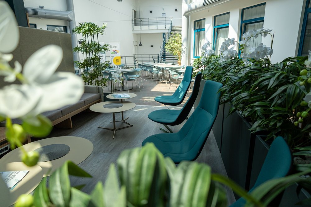 Lounge-Ecke neben dem Bistro